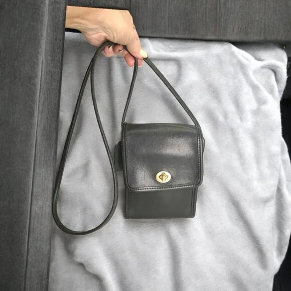 Vintage COACH Scooter Crossbody Bag in black - Picture 9 of 14